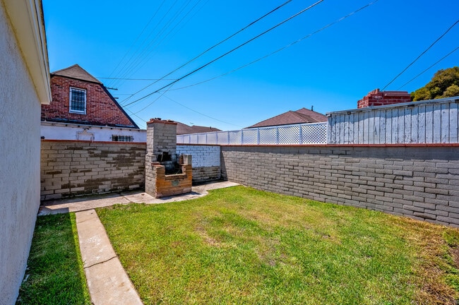 Building Photo - 8807 Cimarron St