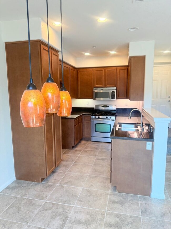 Building Photo - 3 bed 2 car garage condo for rent in Murrieta