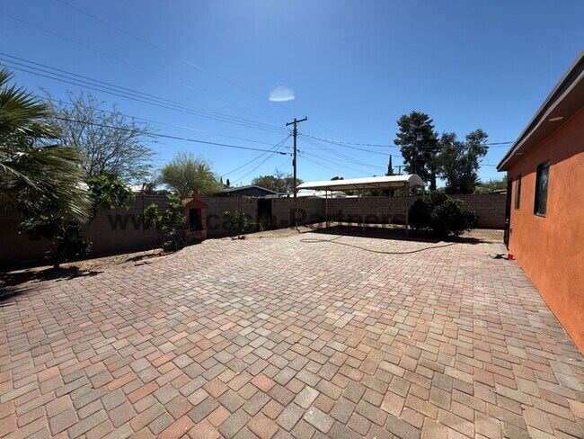 Building Photo - Three Bedroom Home