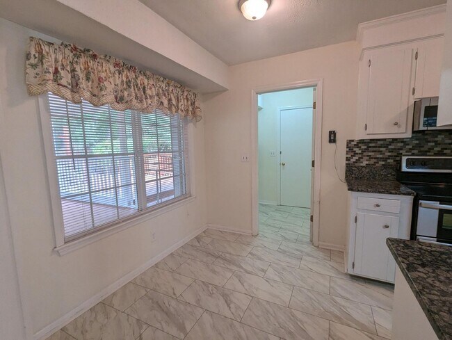 Building Photo - Ranch Style 3BD/ 2 Bath - Fully Fenced In!