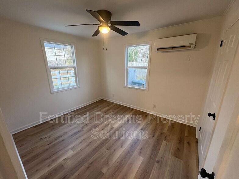 Building Photo - 1702 J Ave