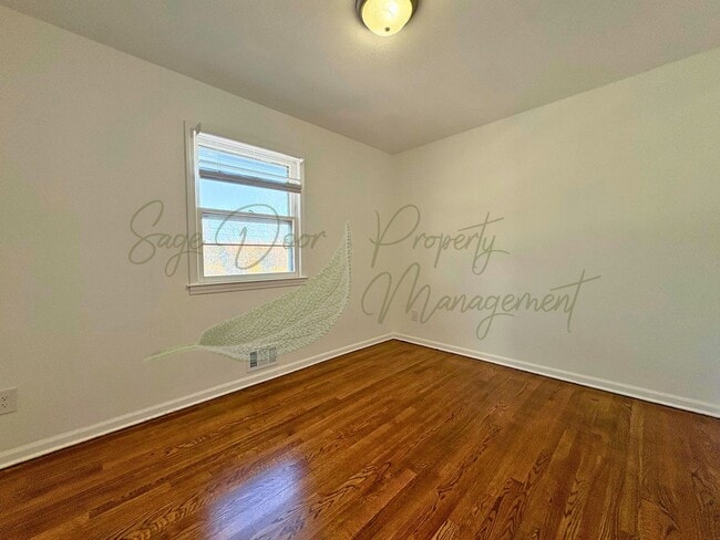 Building Photo - BEAUTIFULLY UPDATED 5 BED/ 3 BATH HOME WITH OVERSIZED GARAGE