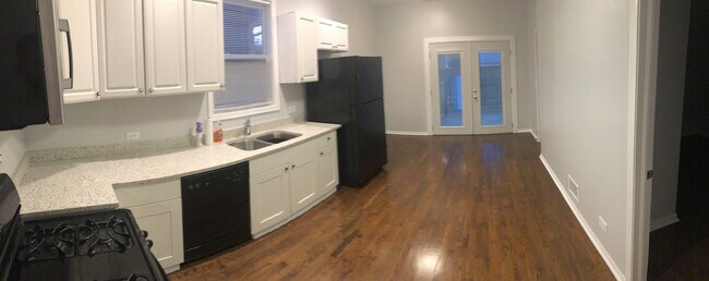 Kitchen - 3328 W Eastwood Ave