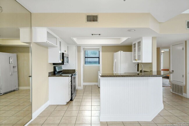 Building Photo - Hill Country Retreat
