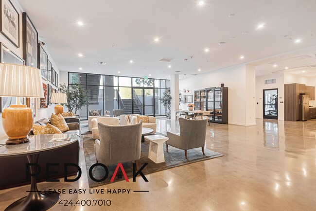 Building Photo - Excellent One Bedroom Penthouse with a Pri...