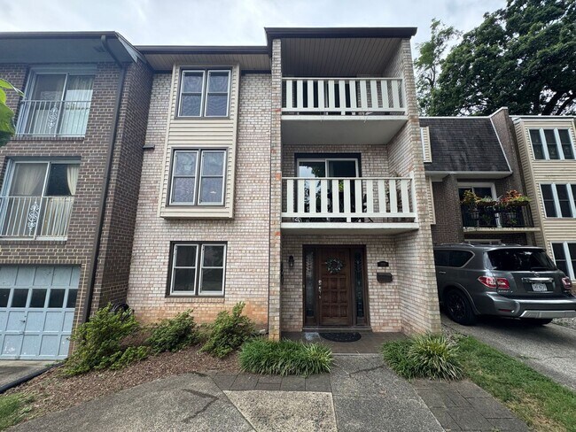 Primary Photo - Refreshing 4 Bed 2/2 Bath End Unit Townhom...