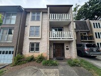 Building Photo - Refreshing 4 Bed 2/2 Bath End Unit Townhom...
