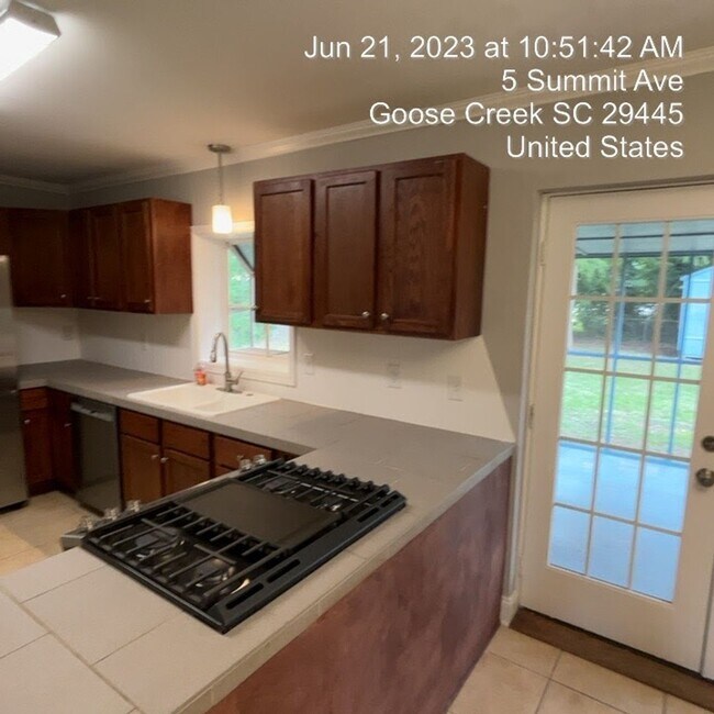Building Photo - Relaxed Living with Spacious Yard in Goose...