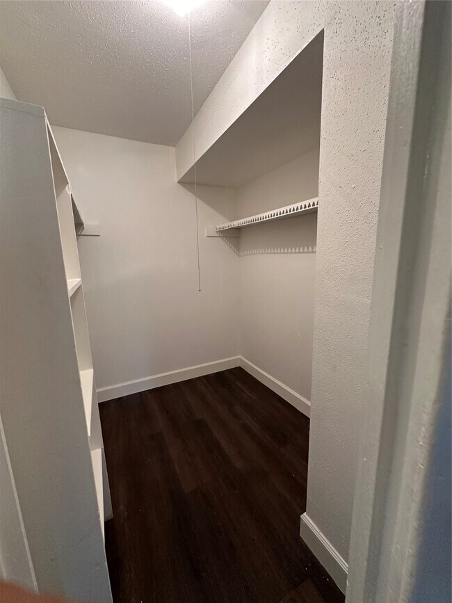 Building Photo - 5625 Antoine Dr