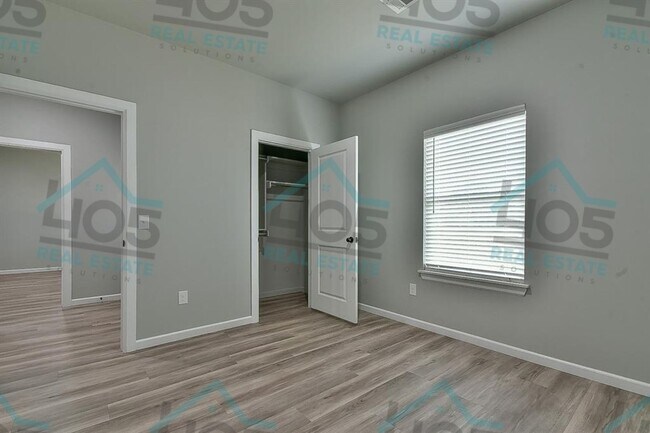 Building Photo - 4 Bedroom Rental w/2 car garage