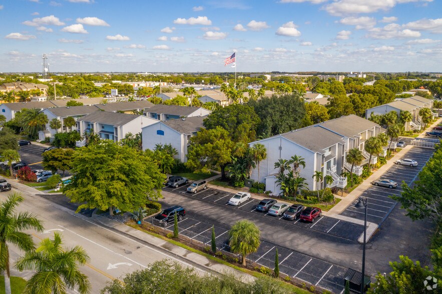 The Laurels 2346 Winkler Ave Fort Myers FL 33901 Apartment Finder