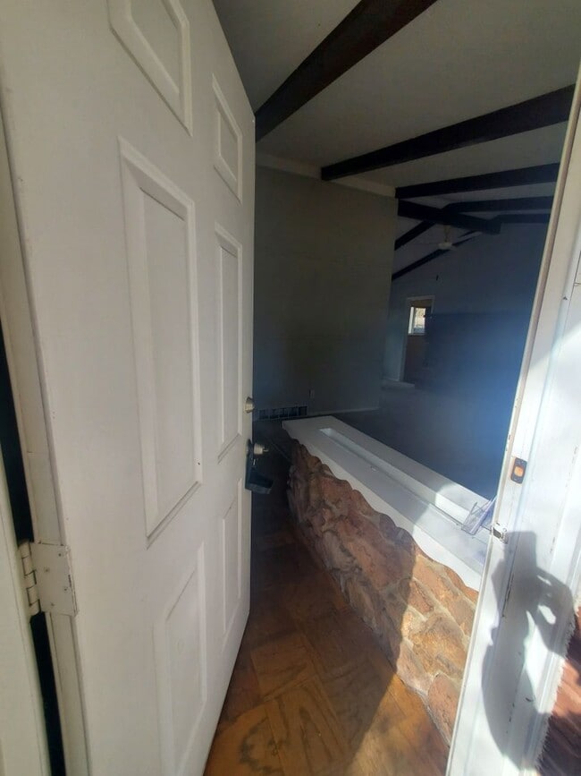 Building Photo - Spacious Ranch Style 4 BR Available in Aug...