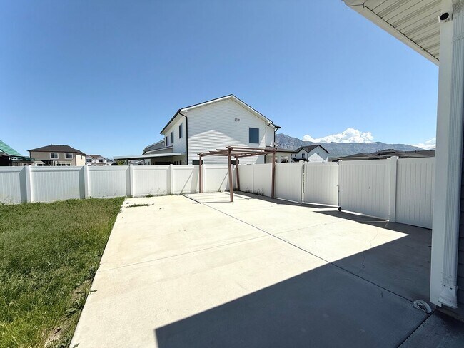 Building Photo - 4 bedroom 2.5 bath Plain City House