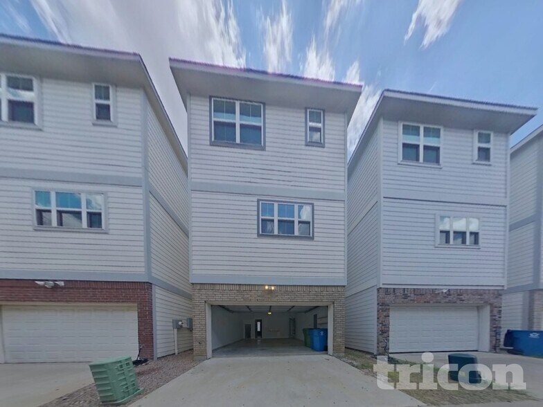 Building Photo - 209 S Village Way