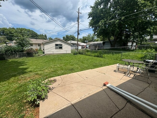 Building Photo - 3 +1 Bed, 1 Bath with attached garage