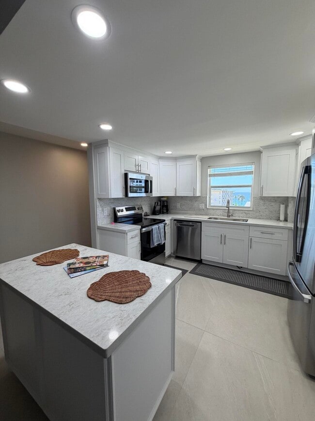 Building Photo - 1160 Hillsboro Mile