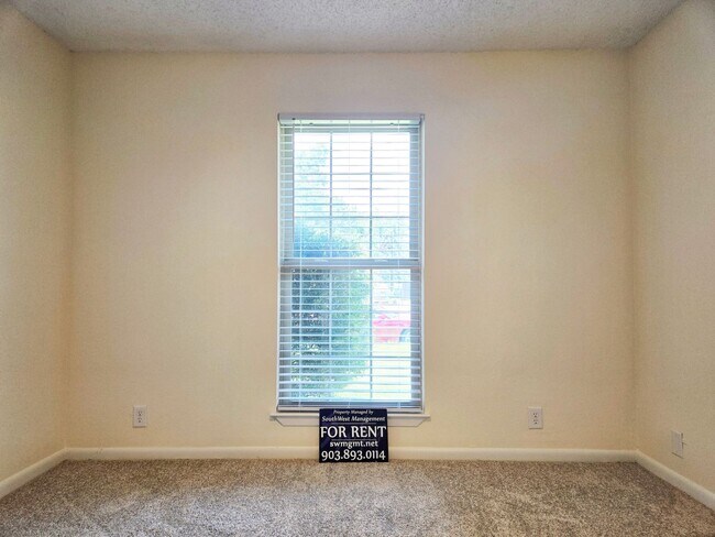 Building Photo - Brick 3/2/2 in Nice Denison Neighborhood O...