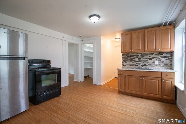 Building Photo - 405 Wilson St