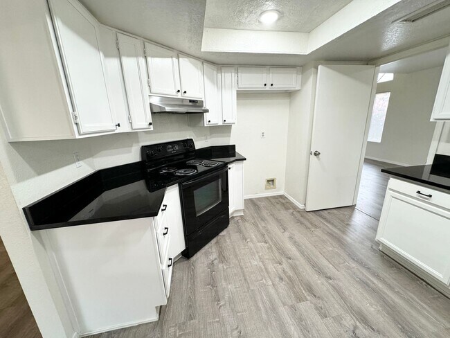 Building Photo - Stunning 4 Bedroom/2.5 Bath Home in Ahwatukee