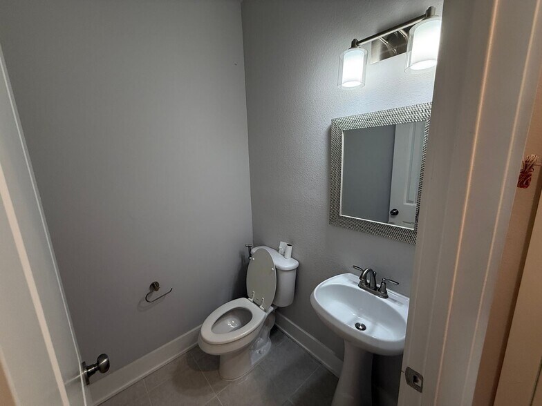 Building Photo - 813 Crystal Oak Ln