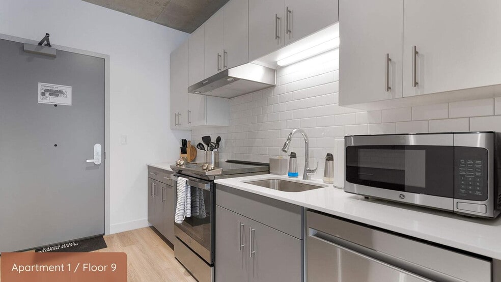 Building Photo - 853 W Blackhawk St