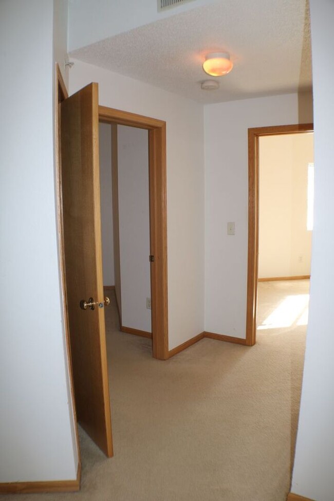 Building Photo - $1,195 | 2 Bedroom, 1 Bathroom Condo | No ...