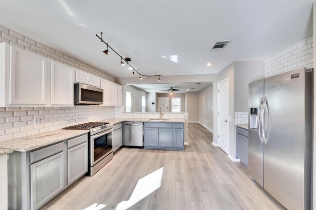 Building Photo - 5609 Silver Screen Dr