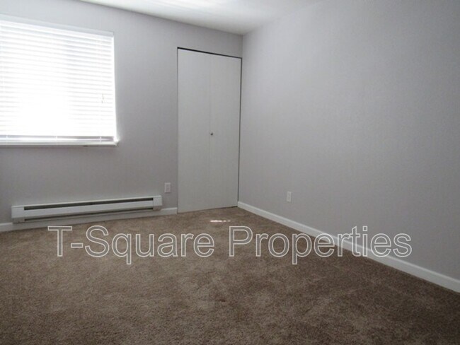 Building Photo - 4629 W Lake Sammamish Pky SE