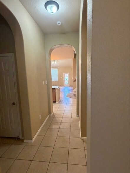 Building Photo - 11490 La Grange Dr