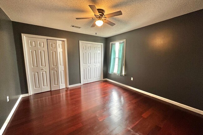 Building Photo - 147 Nicole Ln