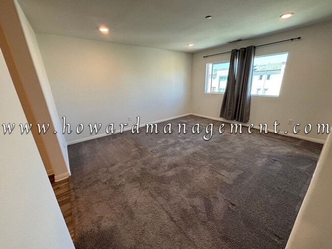 Building Photo - 3 Bed 3 Bath, Three Story Townhome with pr...