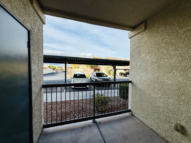 Building Photo - Beautiful, modern ground-floor 1 bed/1 bath condo in a gated SW community!