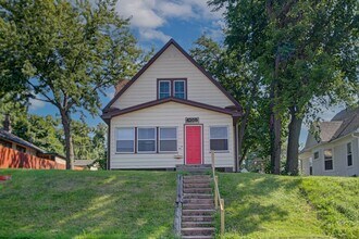 Building Photo - 4205 Pacific. Available June 2026.  3 bedroom, 2 bath, 2.5 car garage.  Does not qualify for gove...