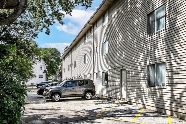 Building Photo - Newly Refreshed 1 Bedroom Apartment Near D...