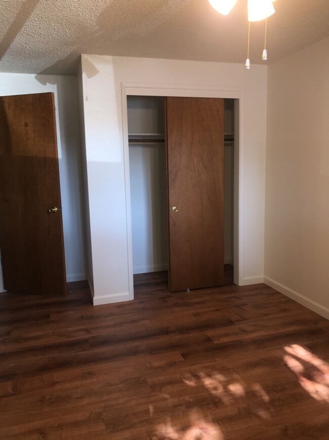 Building Photo - Spacious 3 Bedroom Home with Retro Charm!