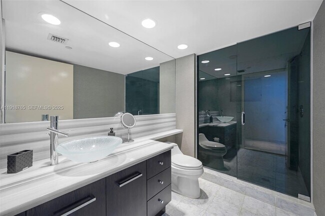 Building Photo - 16445 Collins Ave