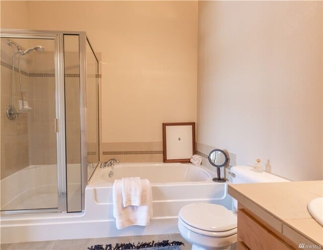 Building Photo - 3 bd 3 bath townhouse close to SPU