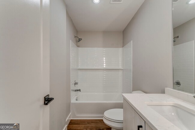 Building Photo - 77 Chateau Dr SE