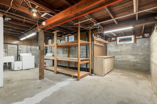 Building Photo - Greenlake Charming 3 Bedroom 1.75 Bath Huge Finished Family Room & Unfinished Basement