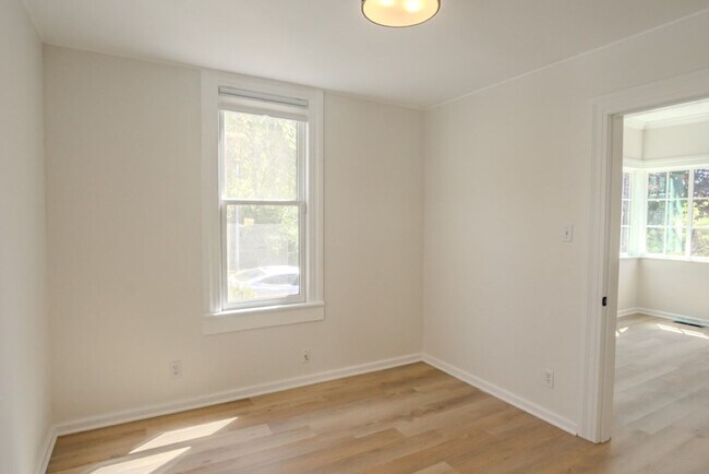 Building Photo - 3Bd/1.5Ba Seattle House