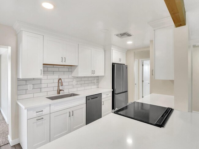 Building Photo - 544 W 17th Pl