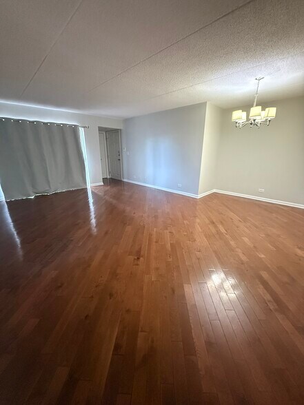 Living room - 4750 N Elston Ave