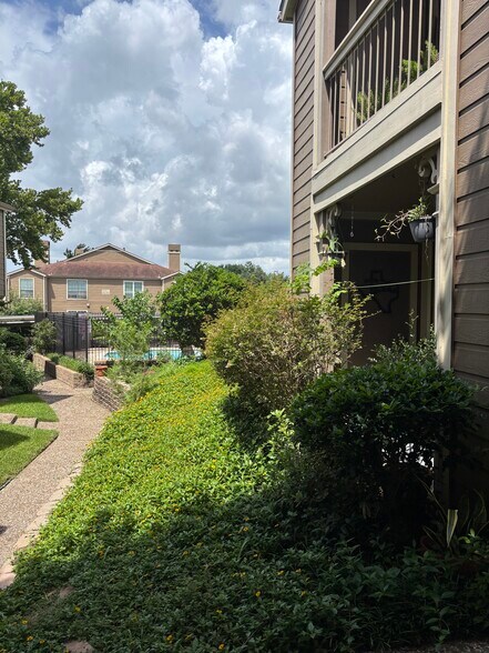 Building Photo - 1860 White Oak Dr