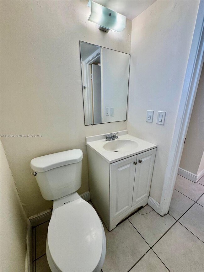 Building Photo - 8810 Fontainebleau Blvd