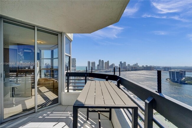 Building Photo - 3500 Mystic Pointe Dr