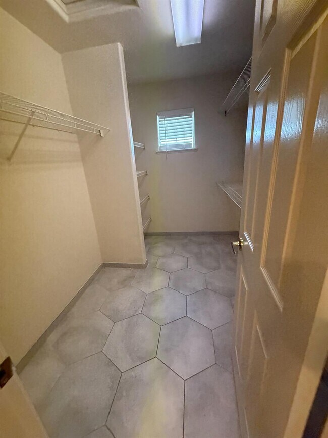 Building Photo - 1542 E Alluvial Ave
