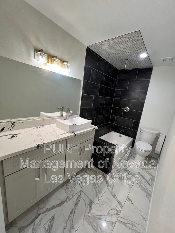 Building Photo - 1405 E Vegas Valley Dr