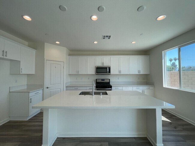 Building Photo - $1,000 Off 2nd Month’s Rent! 5-Bedroom Hom...