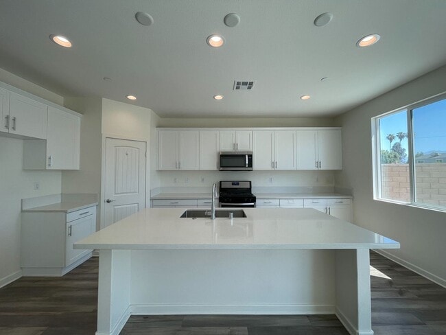 Building Photo - 5-Bedroom Home, Including In-Law Suite, in...