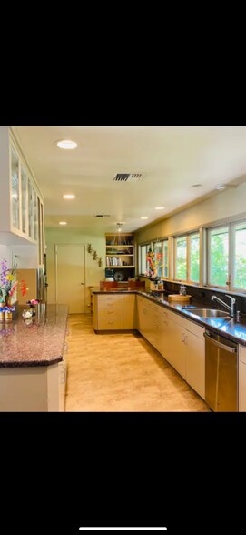 Building Photo - 914 Arbutus Ave